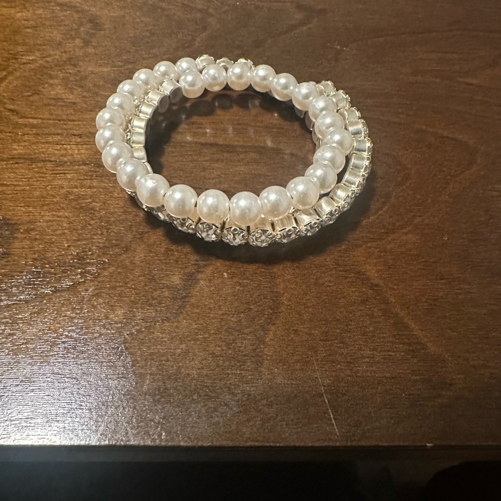 Elegant Pearl and Crystal Bracelet